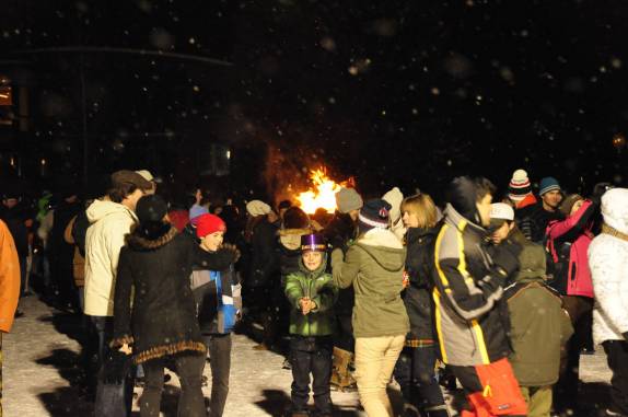 Sob neve, pessoas celebram o reveillon em praça de Aspen, no Colorado, nos Estados Unidos